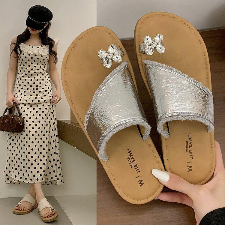 Weichsohlige Hausschuhe Damen Sommerbekleidung 2025 neu Französische Internet-Berühmtheit Strass Zehenbedeckt Flachboden Strand Cool Hausschuhe