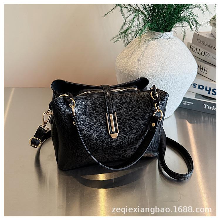 

2025 new women s solid color simple small bag fashion lock chain casual versatile shoulder bag messenger bag чорний