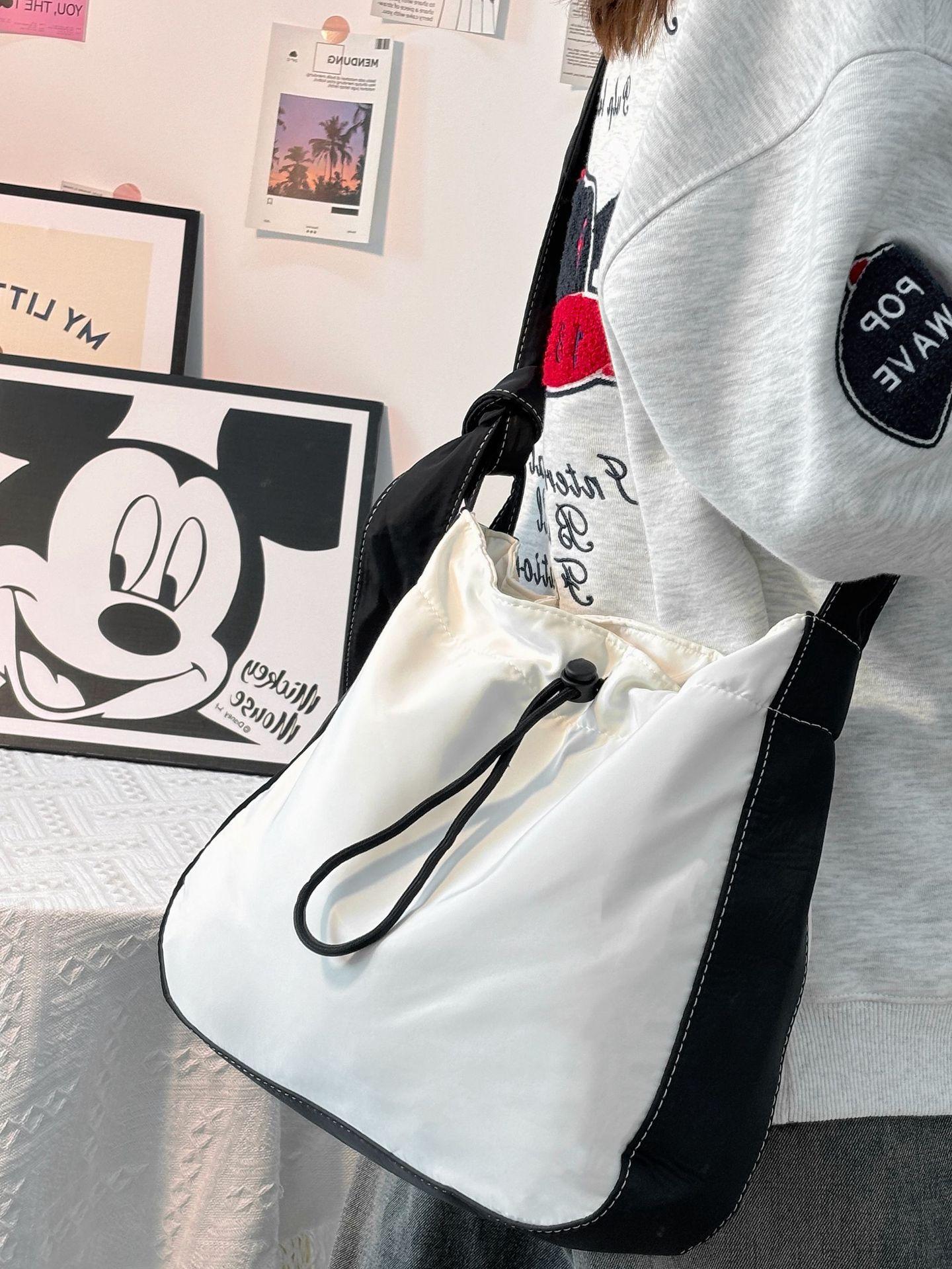 

Large-capacity casual canvas tote bag women s 2025 new contrasting color drawstring shoulder bag versatile commuter messenger bag белый