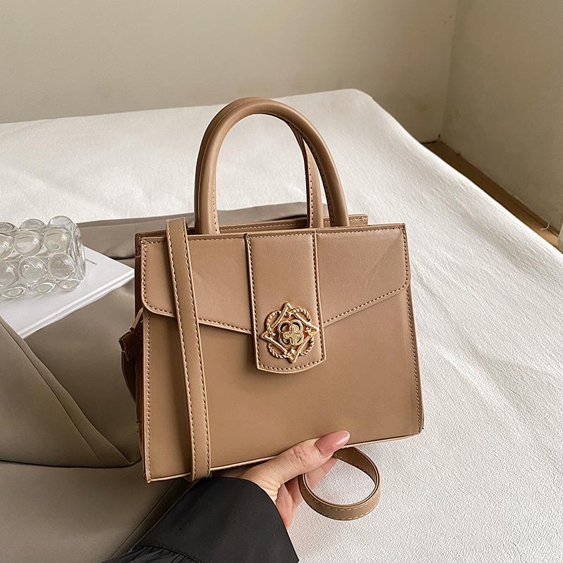 

Temperament 2025 autumn niche design beautiful bag women s commuter small square bag trendy women s messenger handbag хаки