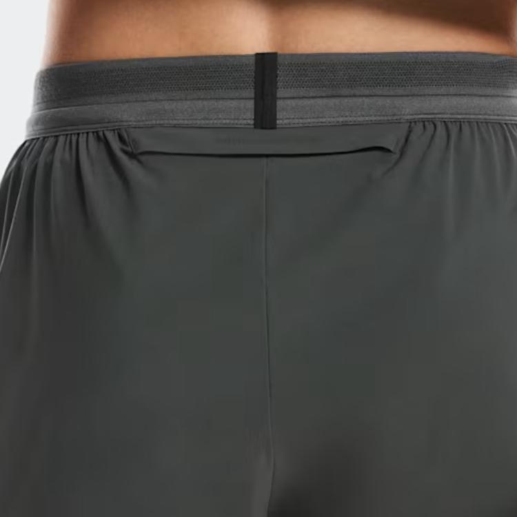 Sur Performance Solide Léger Séchage Rapide Short de Course Hommes shorts 1MG10052608