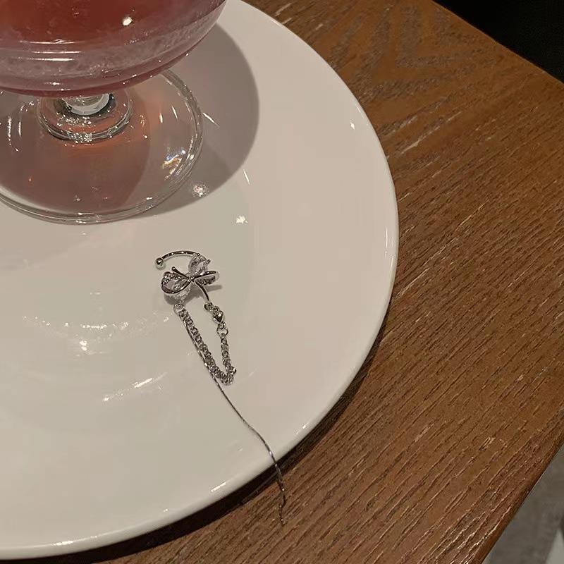 

Клипсы для ушей с кисточками и бантом из циркония: Элегантные непроколотые серьги нишевого дизайна для женщин на лето