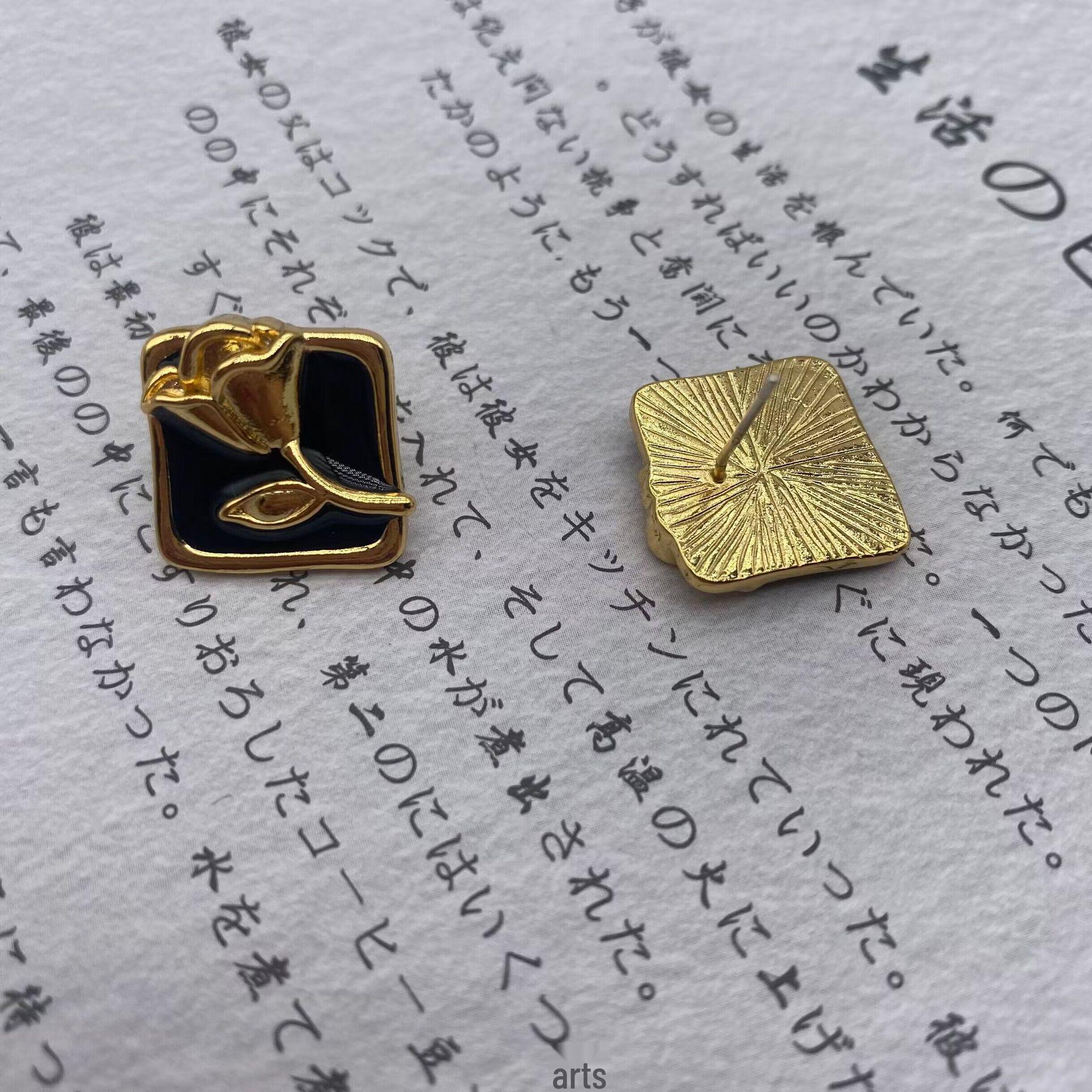 

Винтажные серьги-пусеты с кисточками из черной эмали, с черным агатом и иглами из серебра 925 пробы