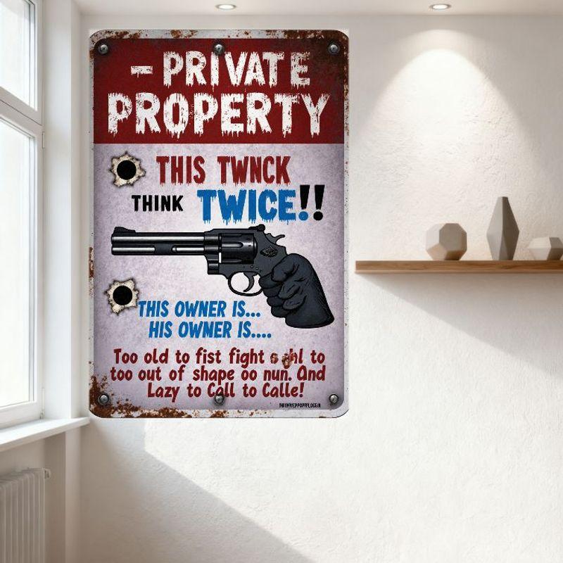 Vintage Rustikales Metallblechschild 'Privatgrundstück' mit Schusslöchern, Revolver, Faustkampf-Text - für Man Cave Bar Heimdekoration
