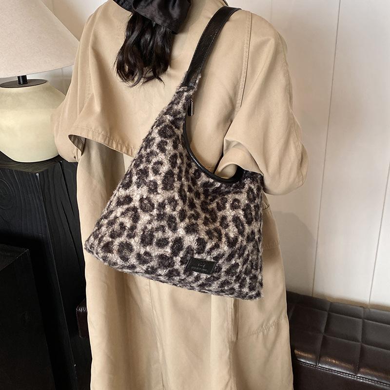 Plush Leopard Print Messenger Bag Autumn and Winter New High-end Women's Shoulder Bag Niche Design Fashion Underarm Bag