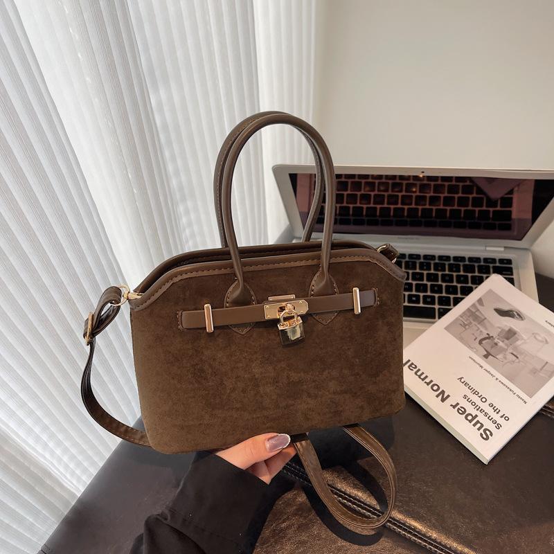 

This year s popular women s bag 2025 fashion shell shoulder bag high-end texture niche handbag versatile messenger bag 23*9*16 темно-коричневого