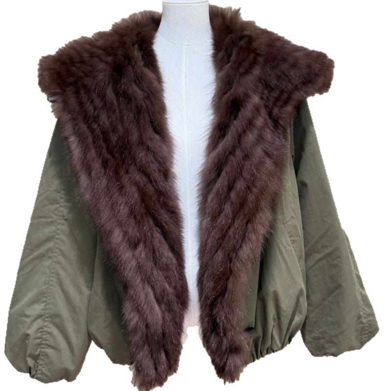 The New Model of the Real Shot Is Overcome by the Navy Collar Jacket, Women's Short Goose Down Jacket, Real Hair Fox Fur Coat.