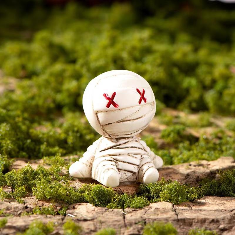 Handmade Rotten Mummy Resin Ornament - Adorable Wrapped Bandages & Crossed-Out Eyes Design Home Desktop Decor for Adults