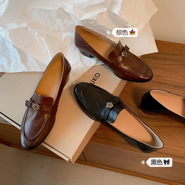 

French retro~ small round head thick heel light mouth single shoes two wear 2025 spring first layer sheepskin camellia loafers women 39 коричневий