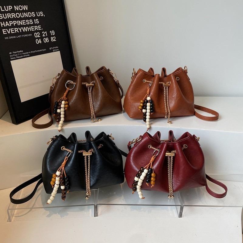 Niche design drawstring portable bucket bag women's new autumn and winter retro fashion commuter shoulder messenger bag