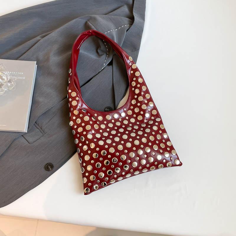 

Ретро маленька сумка через плече з заклепками для жінок 2025 Нові сумки та гаманці в стилі панк Жіночі сумки-хобо під пахвами червоний