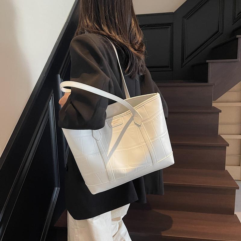 Premium texture large-capacity bag women's new niche design shoulder bag fashionable commuter tote bag
