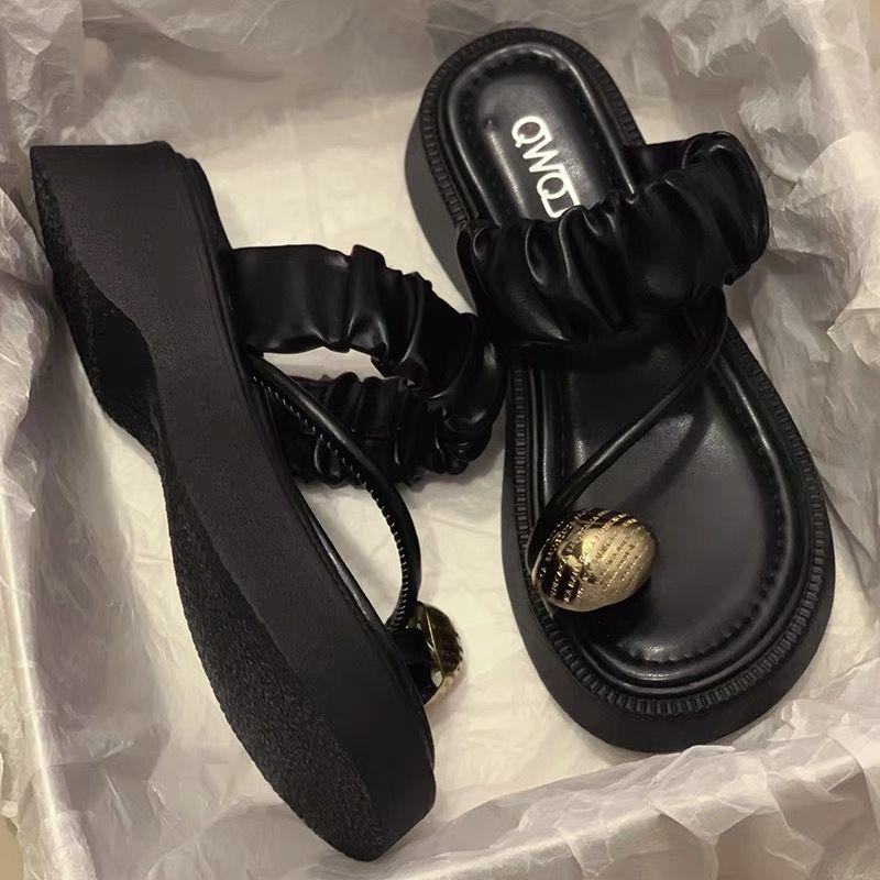 Slippers women's summer outer wear 2025 new thick-soled high-end feeling seaside beach beautiful French with skirt sandals