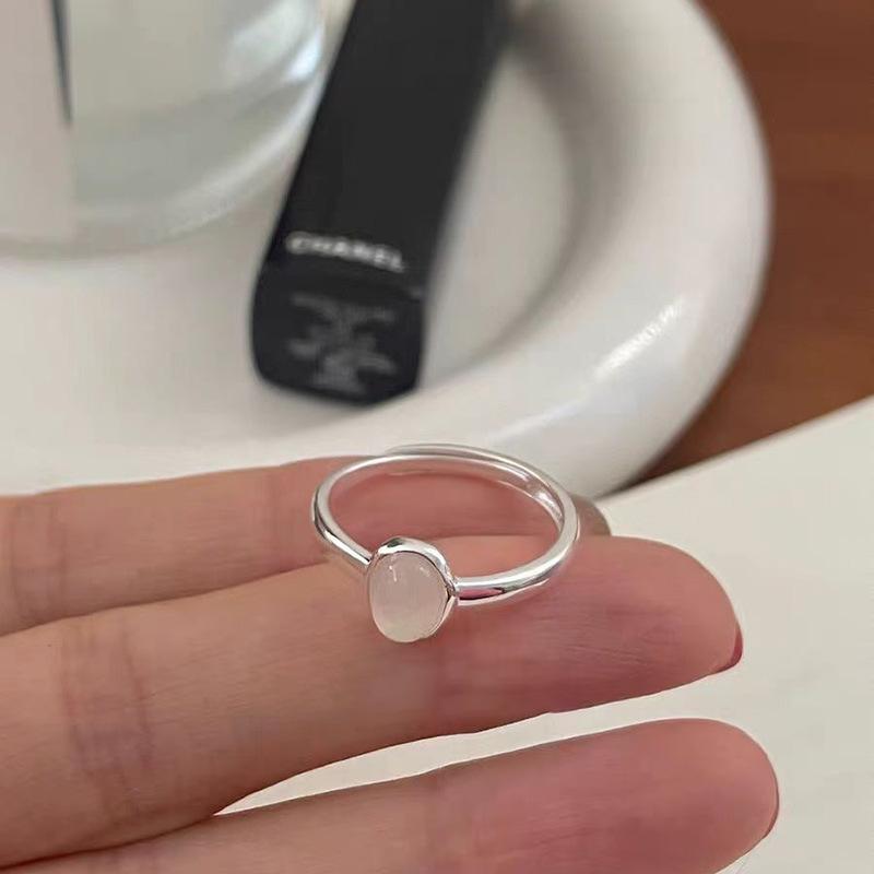 

Кольцо для женщин из стерлингового серебра S925 с натуральным белым лунным светом и халцедоном в корейском стиле, элегантные, высокочувствительные, подходящие друг другу аксессуары opening adjustable серебряный