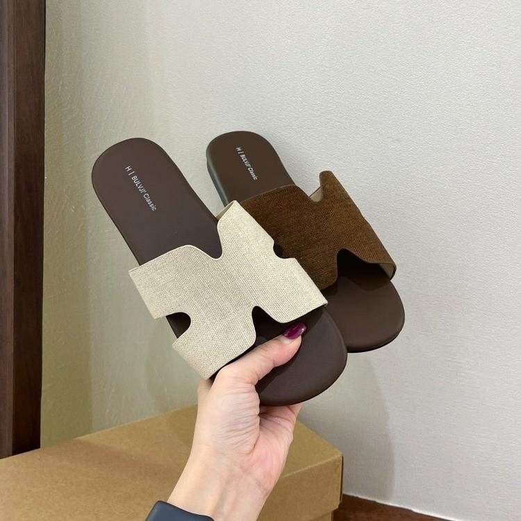 One-word slippers, fashionable and versatile flat-bottomed tourist beach 2025 summer new seaside simple and cool slippers