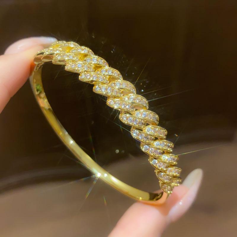 Trendy Geometric Clasp Bracelet with Japanese and Korean Cubic Zirconia - Retro Cool Style, Light Luxury Hand Chain Jewelry.