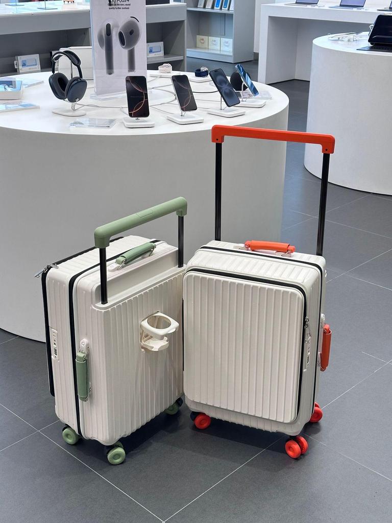 5022 Explosion-Proof 28-Inch Check-in Zipper Suitcase with Side Opening and Deep Compartment.