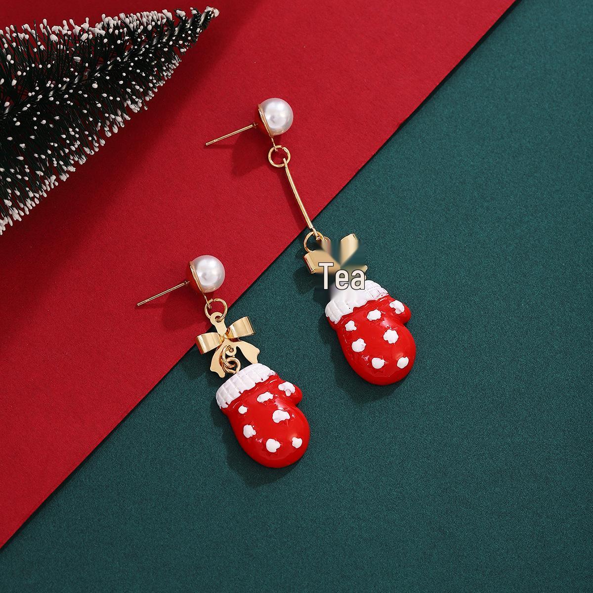 

Элегантные асимметричные рождественские серьги с красной варежкой, бантом и жемчужными деталями