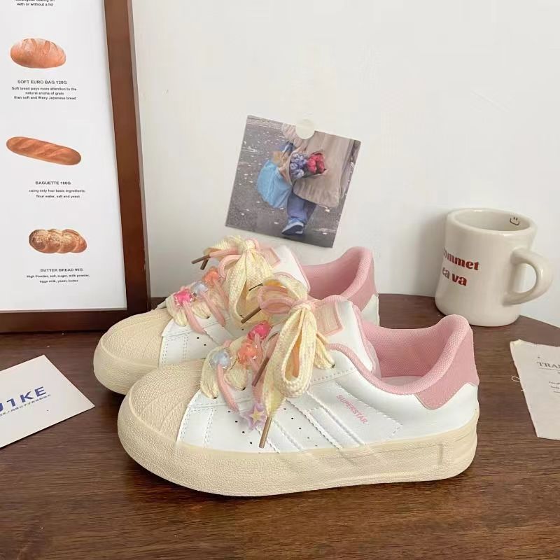 

Студенческие маленькие белые туфли женские 2024 новые весенние и летние туфли оригинального дизайна Niche Board Shoes Shell Head универсальные повседневные туфли Biscuit 35