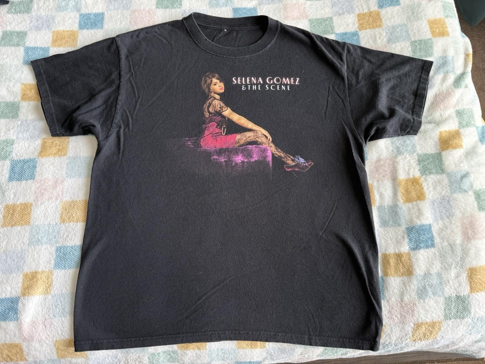 Selena Gomez & The Scene Kiss & Tell Tour 2009 2010 Tee T-Shirt Large S