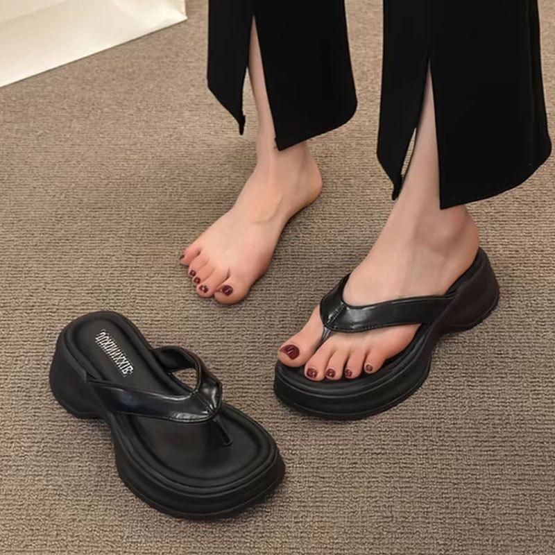 Internet-Berühmtheit schwarze rutschfeste Flip-Flops mit dicker Sohle Damen Sommerbekleidung 2025 neu super angesagt vielseitige Strand coole Hausschuhe
