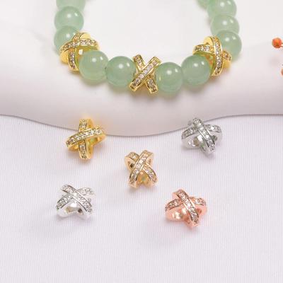 18K Gold Platinierte Farbechte Zirkon Abstandsperlen, Sich kreuzende X-förmige 3D-Accessoires für DIY-Armbänder
