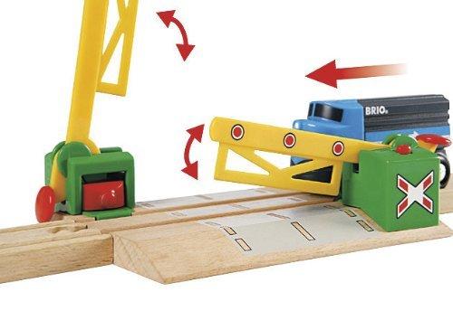 BRIO Magnetic Railroad Crossing 33750, for ages 3 and up. [Toy, Wooden Toy Train, Rail Set, Scenery, Gift (Birthday/Christmas)]
