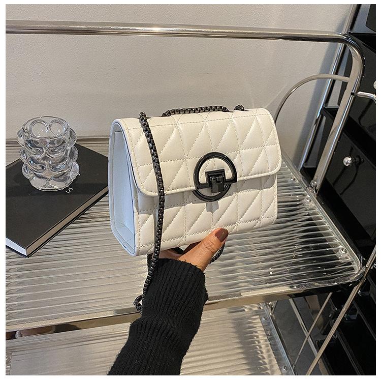 

Корейская версия модной и зарубежной маленькой сумки для женщин 2024 года, новая простая сумка-мессенджер через плечо, повседневная простая маленькая квадратная сумка белый