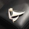 Spilla di alta qualità in perla naturale di fritillaria, navigazione serena, lusso leggero, nicchia, con incastonatura di pietre, spilla per vela, accessori anti-luce, donna
