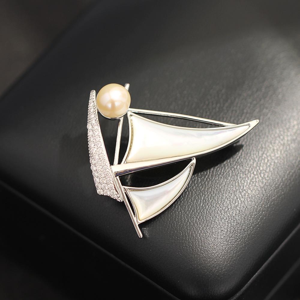 Spilla di alta qualità in perla naturale di fritillaria, navigazione serena, lusso leggero, nicchia, con incastonatura di pietre, spilla per vela, accessori anti-luce, donna