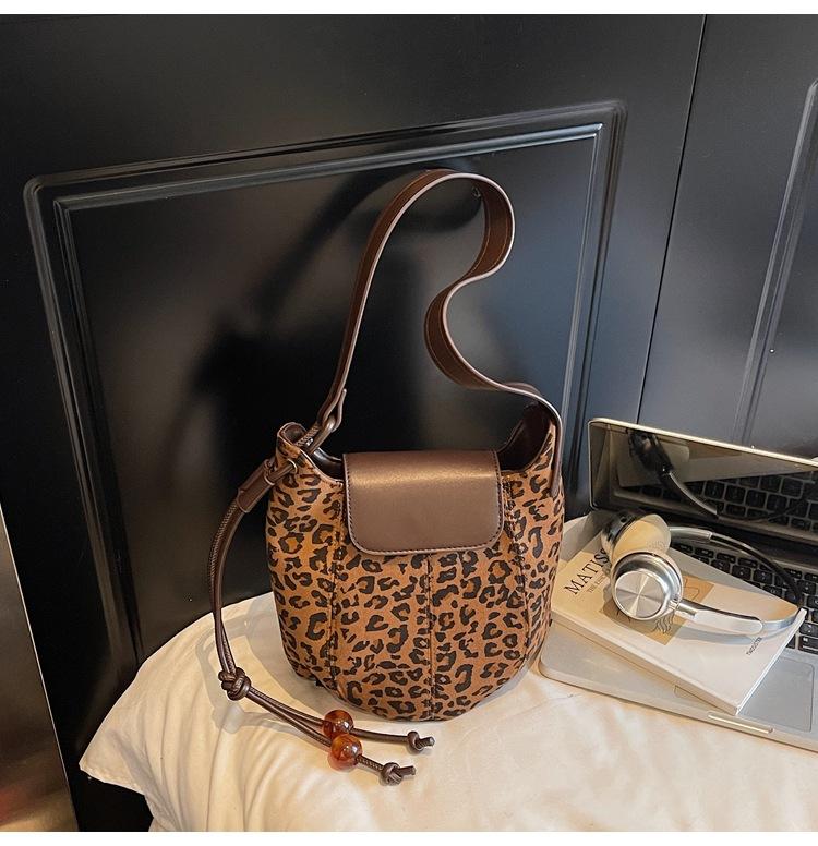 

Bucket Small Bag, Retro and Niche Design, Mobile Phone Bag, Fashionable Single-shoulder Crossbody Bag коричневий/леопард друку кольору