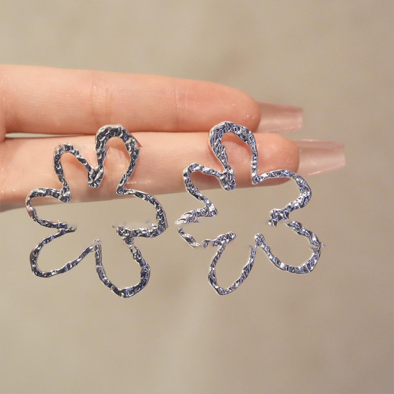 

Плиссированные серьги-пусеты в виде полых цветов, модные минималистичные, легкая роскошь, высокий стиль, новые универсальные серьги