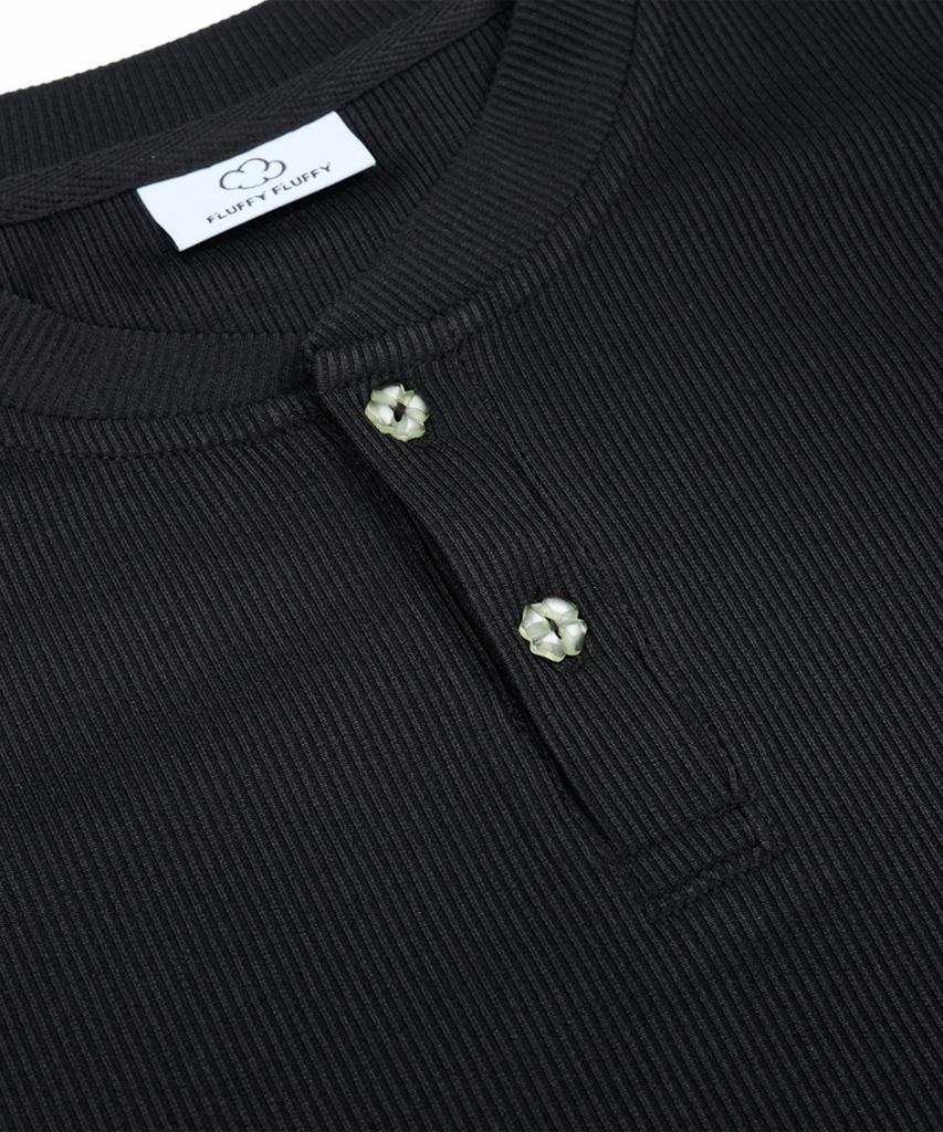 Peullupipeullupi Clover Button Semi-Crop Henley Neck T-Shirt_Black