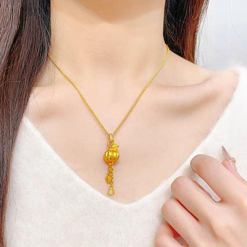 Zlatý přívěsek s třásní ve tvaru dýně: Elegantní klíční řetízek pro ženy s designem osázeným drahokamy