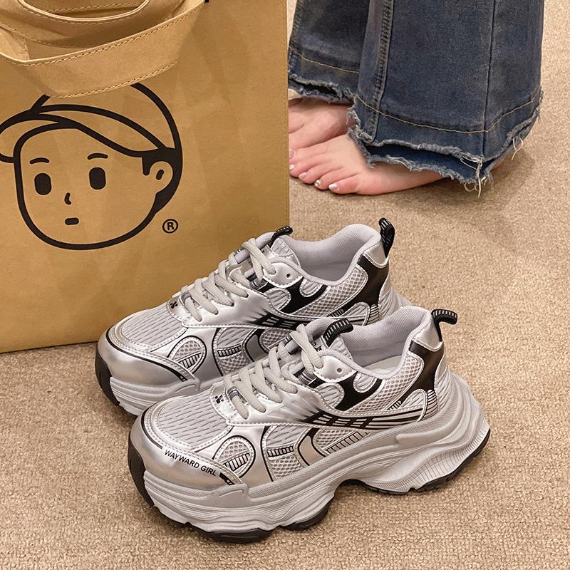 Platforminiai tėčio sportbačiai moterims 2024 rudens nauji sidabro odos paviršiaus dizainas minkštas padas tinklelio paviršius kvėpuojantys universalūs laisvalaikio sportiniai