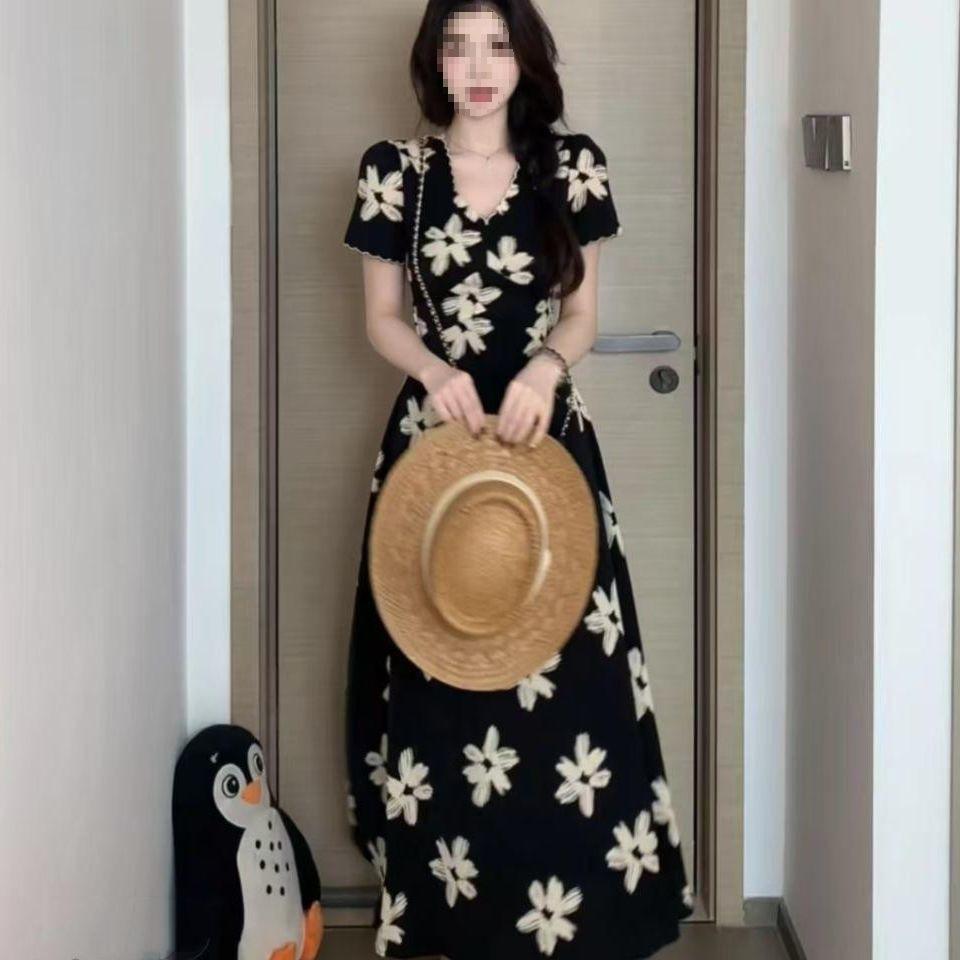 French temperament, fashionable temperament, V-neck waist and thin floral dress, new retro and elegant trend