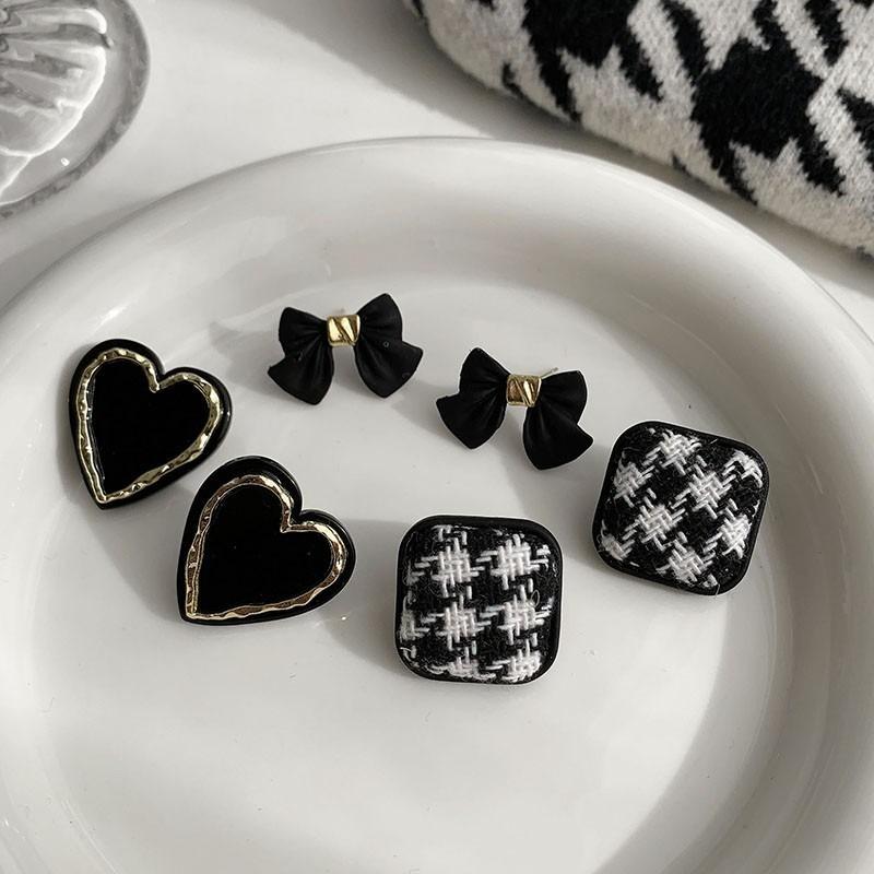 Korean ins retro niche black and white checkerboard earrings new personality temperament simple stud earrings wholesale women