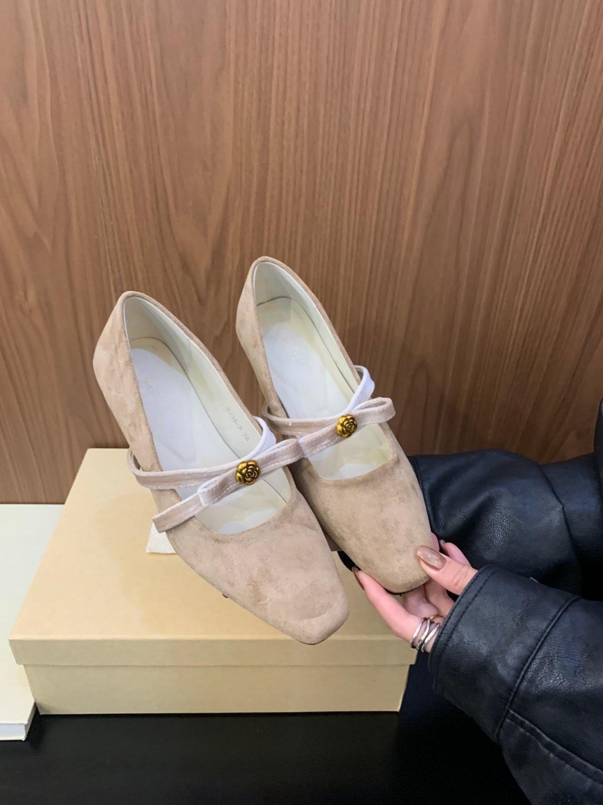 

First encounter French suede light mouth low heel single shoes 2026 spring new bow word belt evening Mary 40 абрикосовий