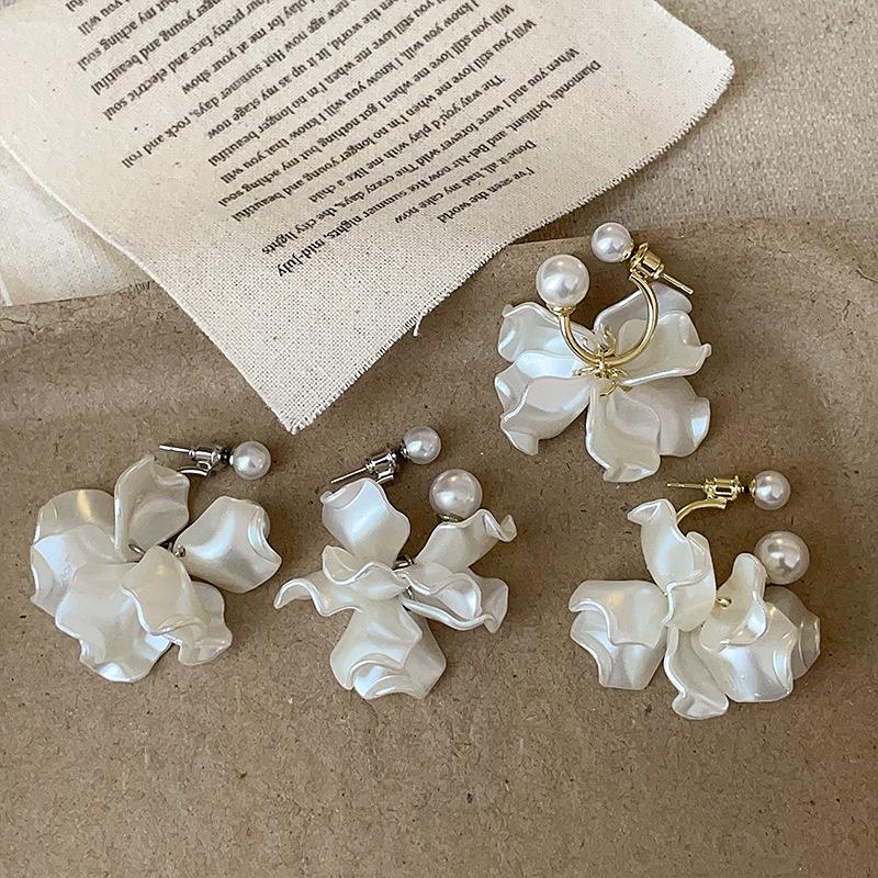 Pearl Shell Flower Tassel Earrings: Unique, Fashionable, Reversible Design.