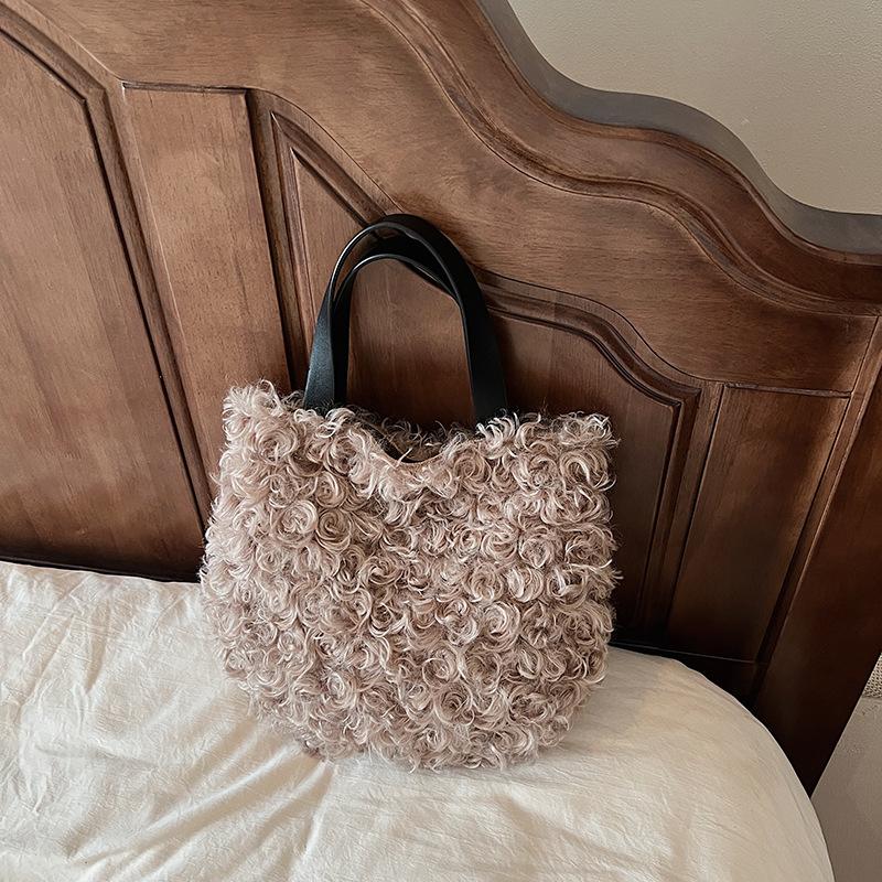 

Нишевая высококлассная маленькая сумка женская 2025 новая осенне-зимняя плюшевая сумка модная простая сумочка хаки