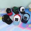 Eine bestickte Lächeln-Mesh-Kappe für Herren als Sonnenschutz, modische und trendige Baseballkappe für den täglichen Weg zur Arbeit