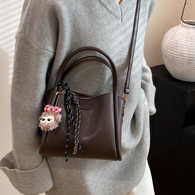 2025 autumn and winter new fashion trend bear cute portable messenger new women's bag versatile wholesale