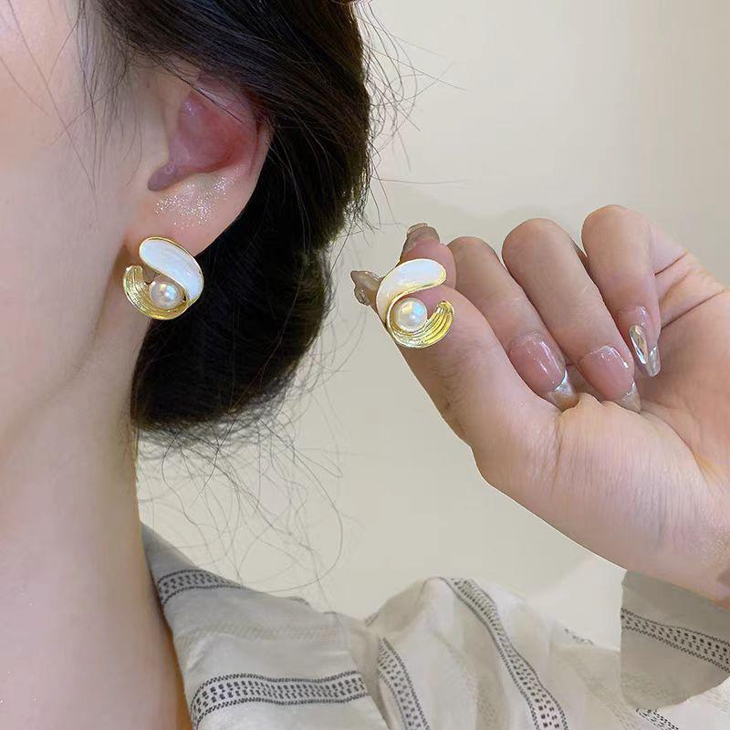 S925 Silver Needle Pearl Flower Stud Earrings - High-End Retro Jewelry for Autumn/Winter