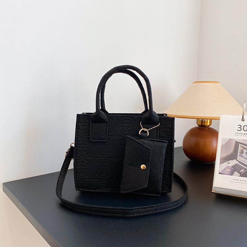 İki parçalı set küçük taze düz renk 2025 sonbahar yeni kabartmalı taşınabilir çapraz askılı küçük kare çanta