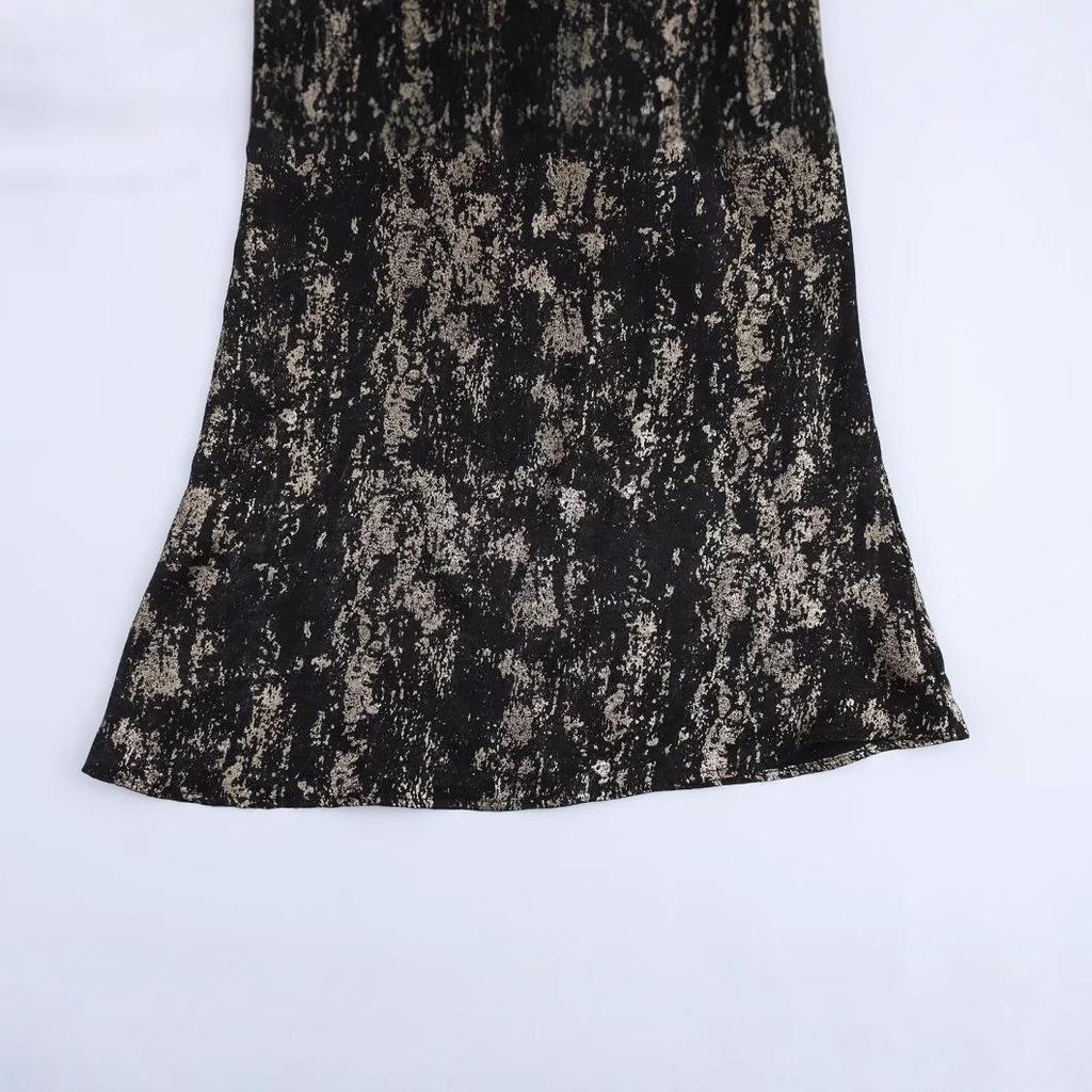 Moda damska wiosna 2025: Sukienka bez rękawów na jedno ramię w stylu europejskim i amerykańskim, z marszczeniem w talii i hot stampingiem.