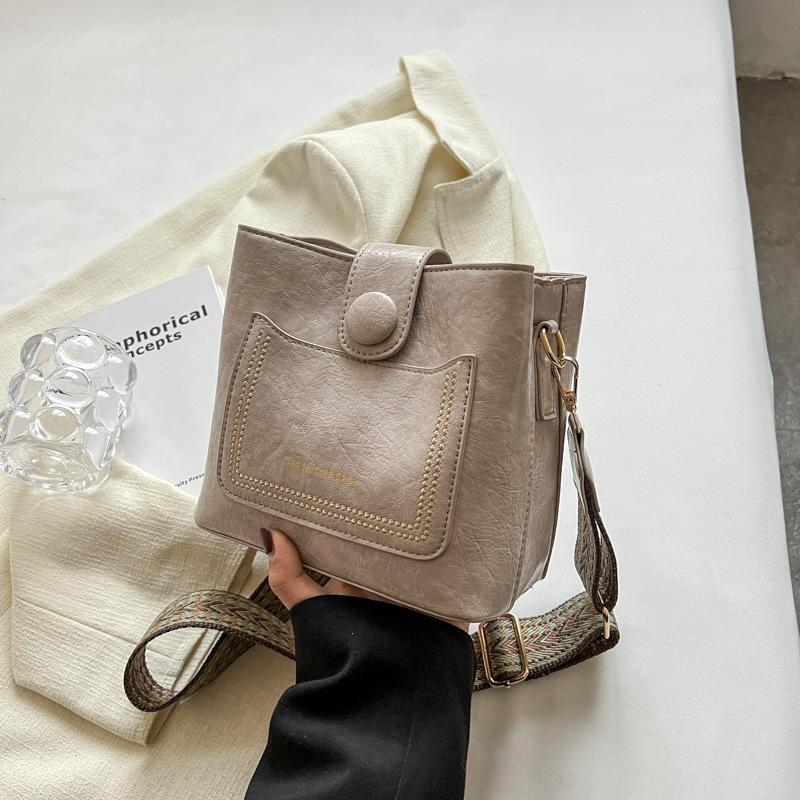 

Однотонная вместительная сумка через плечо Роскошный дизайнерский простой стиль На плечо Для женщин Летняя мода Повседневные сумки 19x11x17cm