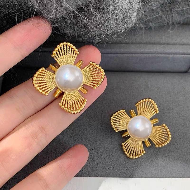 Light Luxury Hollow Line Flower Clover Pearl Stud Earrings French Vintage Fashion Jewelry Women Party Accessories