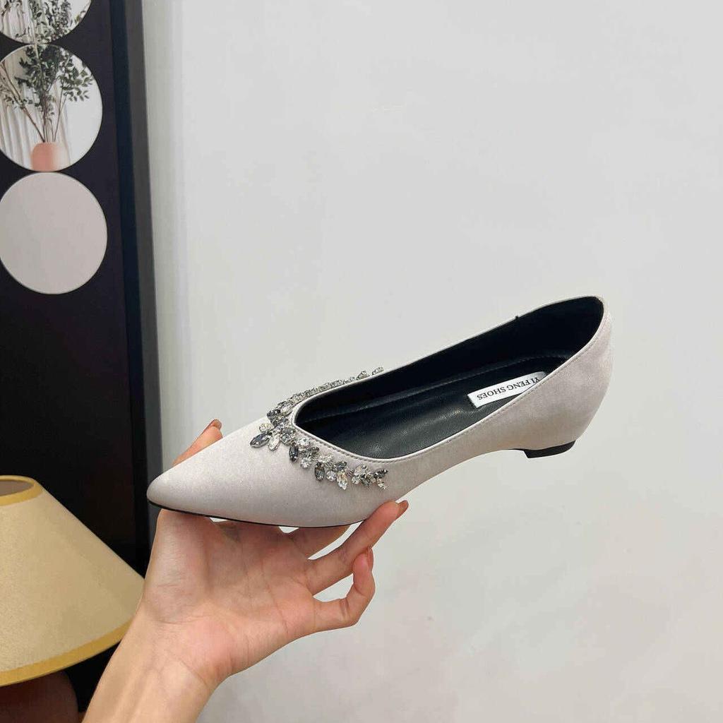 Špičaté malé večerní boty 2025 jaro nové měkkopodrážkové kamínky se sukněmi lakovaná kůže zvyšující plochopodrážkové jednobotky ženy