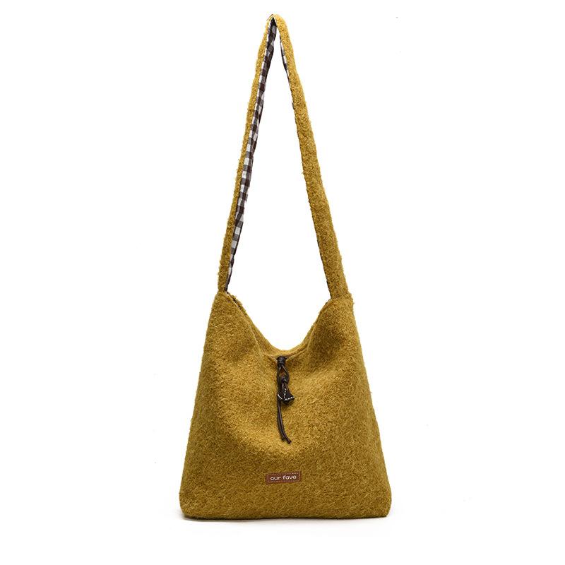 

Корейская модная повседневная сумка-тоут 2025 зима новая мода плюшевая сумка большая вместимость на плечо женская сумка