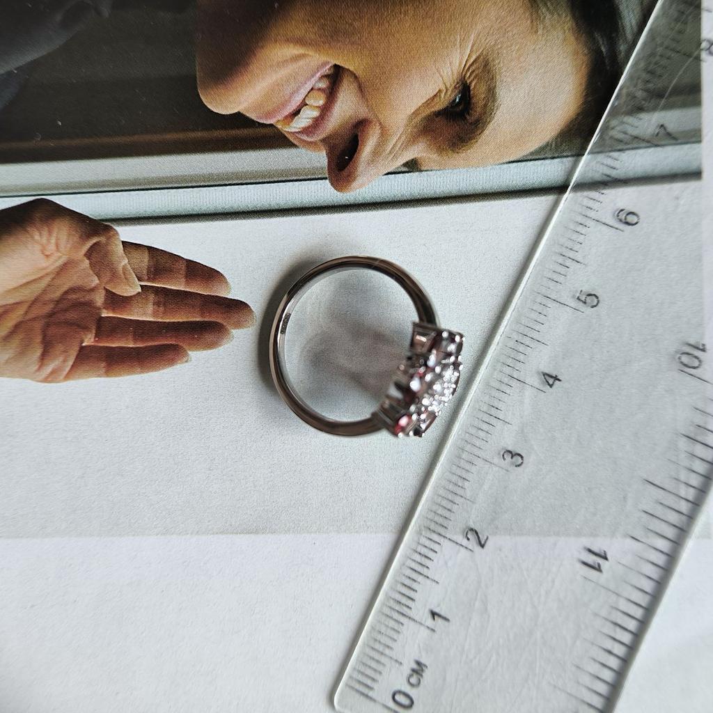 Серебряное кольцо с натуральным гранатом 1.998ct, фианитами, вес изделия 3,28 гр (2191445)